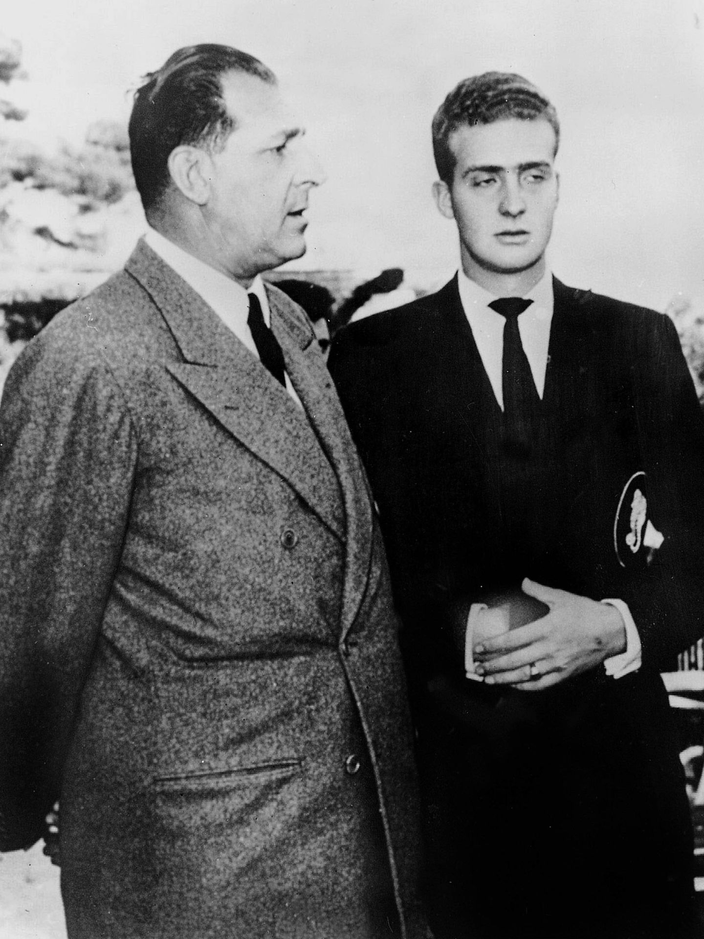 Don Juan de Borbón y Battenberg, con su hijo, don Juan Carlos, en 1962. (EFE)