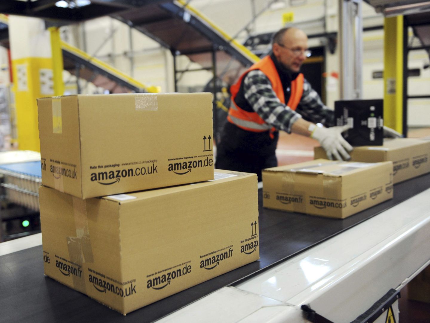 Un operario de Amazon coloca envíos en un almacén. (Reuters)