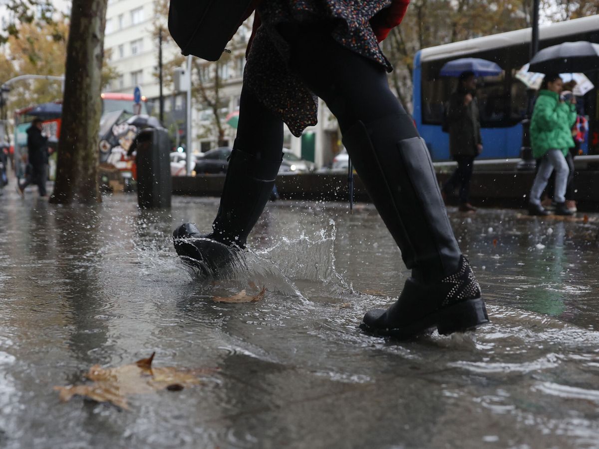 Foto: Las fuertes lluvias afectan al transporte público en Madrid. (EFE/Mariscal)