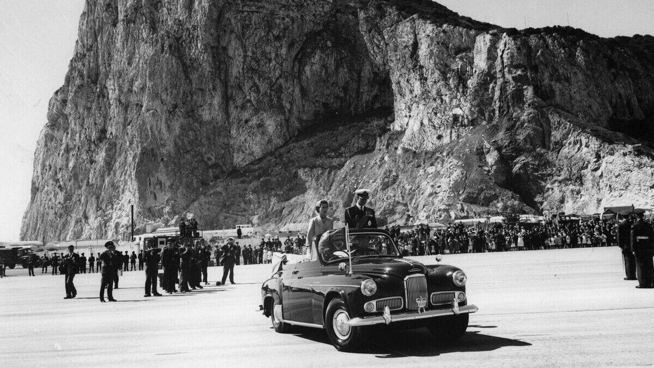Foto: La reina Isabel de Inglaterra y el duque de Edimburgo, con la roca de Gibraltar al fondo en 1954. (Cedida)