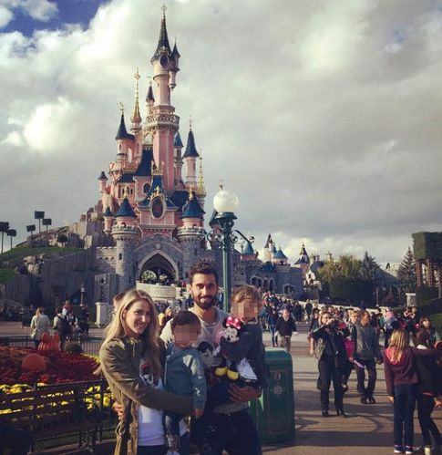 Foto: Álvaro Arbeloa como su mujer y sus dos hijos en Disneyland París (instagram)