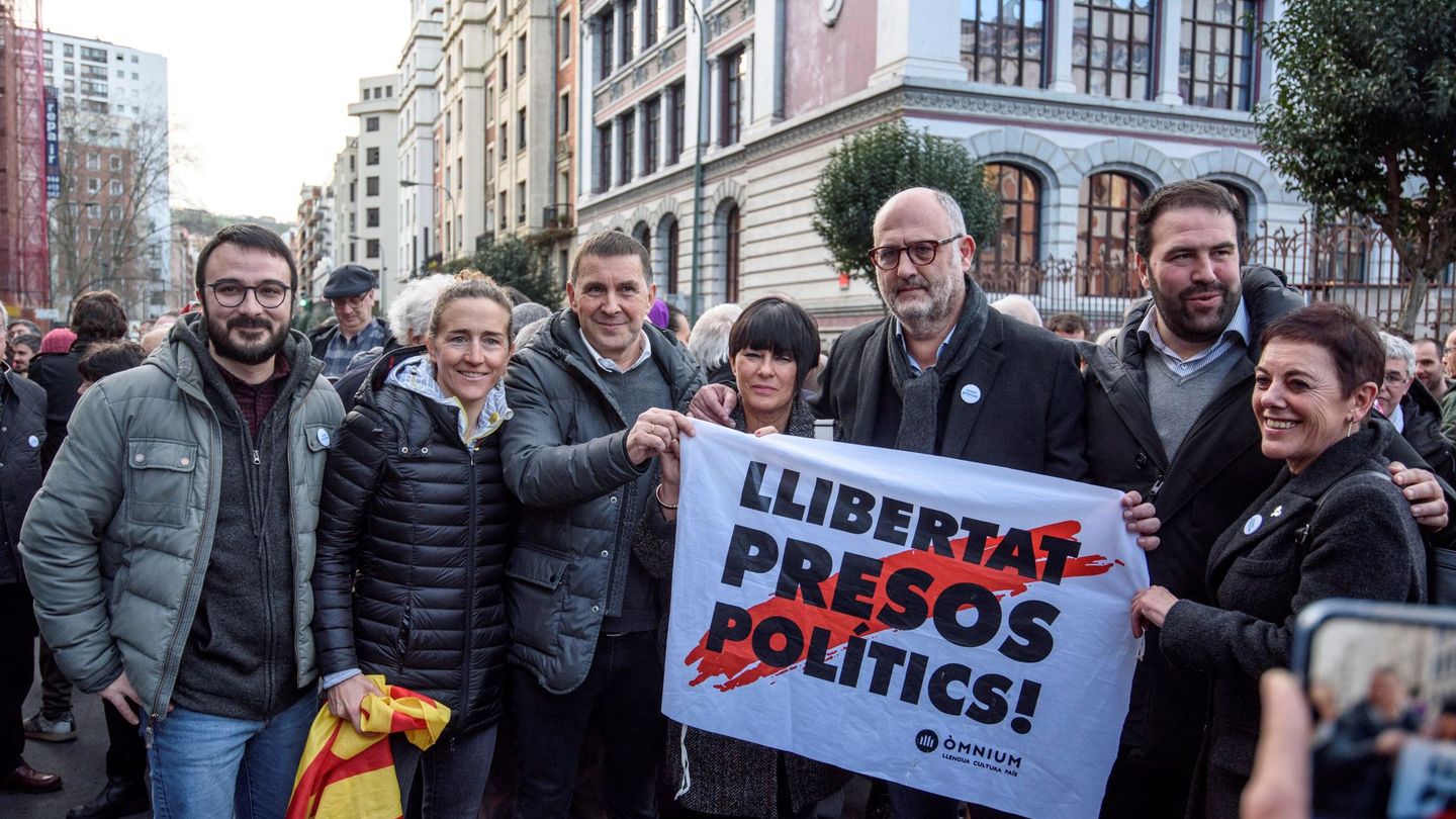 Arnaldo Otegi (3i), la parlamentaria de ERC, Nuria Picas (2i), el portavoz de JxCAT, Eduard Pujol (3d), y el diputado de la CUP Albert Botran (izda), entre otros, participan en la manifestación anual de apoyo a los presos de ETA. (EFE)