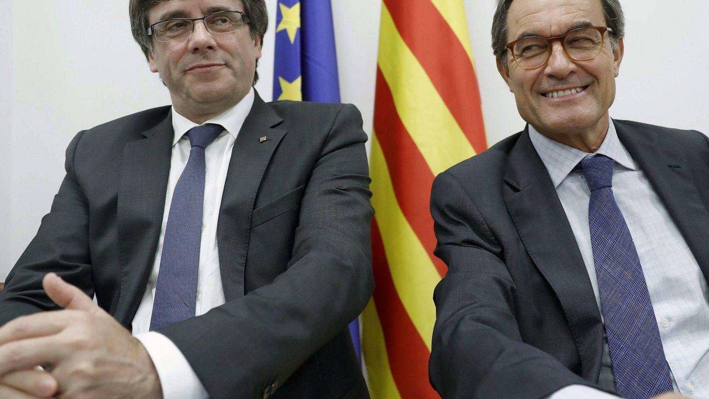 Los 'expresidents' Carles Puigdemont (i) y Artur Mas (d). (EFE)