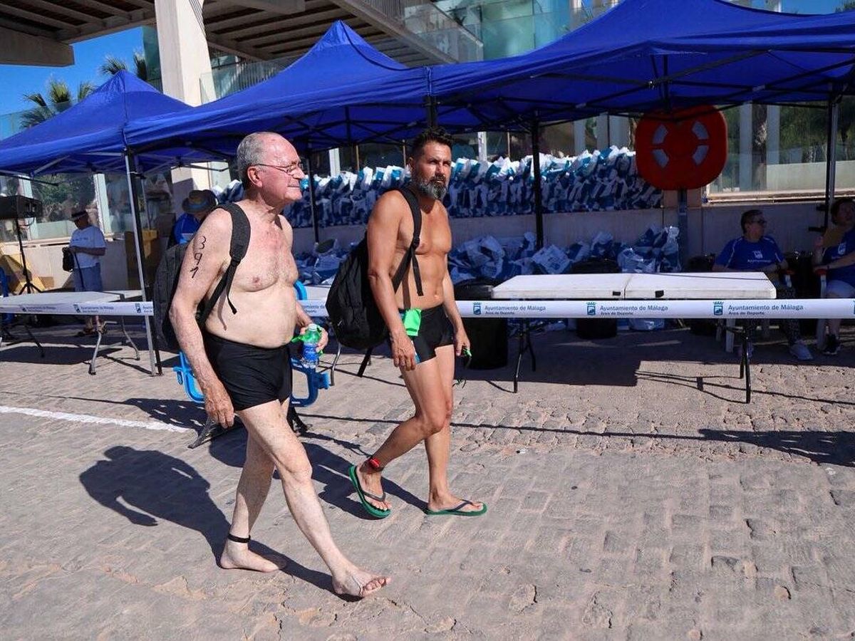 Foto: El alcalde de Málaga, Francisco de la Torre, participó en una travesía a nado en agosto (Twitter/F.D.T.)