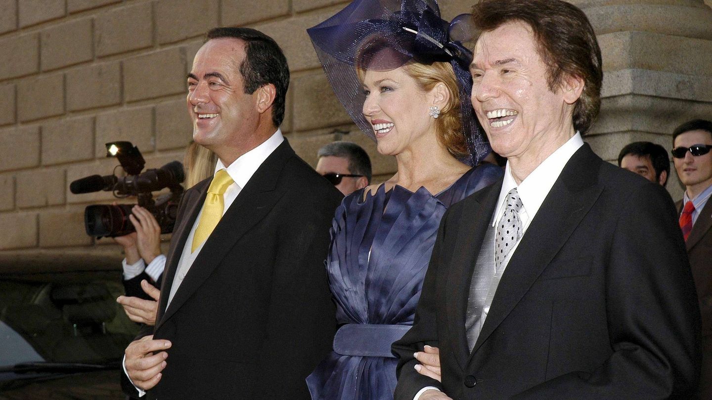 José Bono, su exesposa Ana Rodríguez y el cantante Raphael, en la boda de Manuel y Amelia. (EFE/Jesús Carvajal)