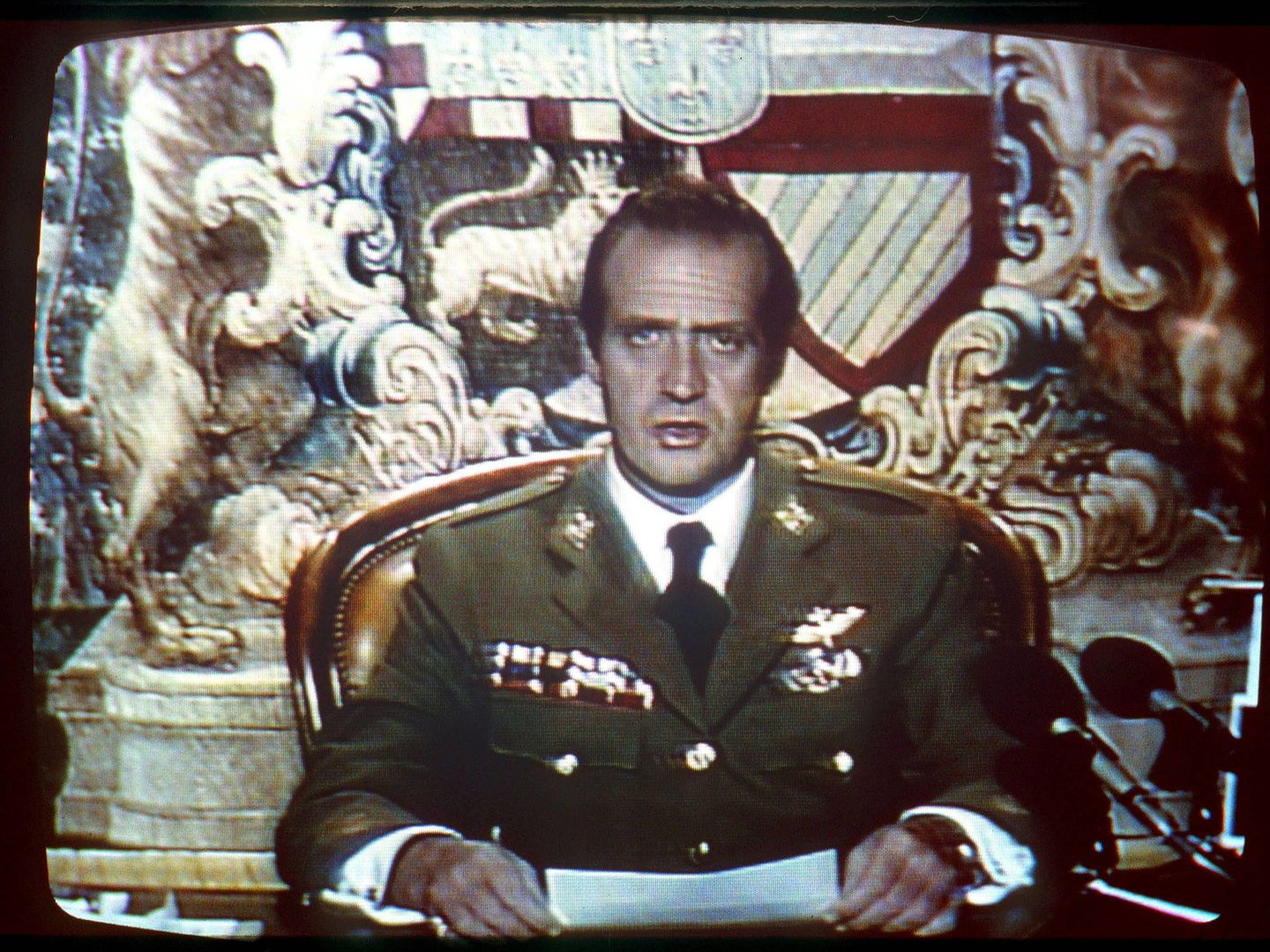 El rey Juan Carlos durante la emisión de su mensaje a la nación difundido por radio y televisión, en el que ordenó el mantenimiento del orden constitucional tras el asalto del coronel Tejero al Congreso de los Diputados durante la sesión de investidura de Leopoldo Calvo-Sotelo.(EFE)