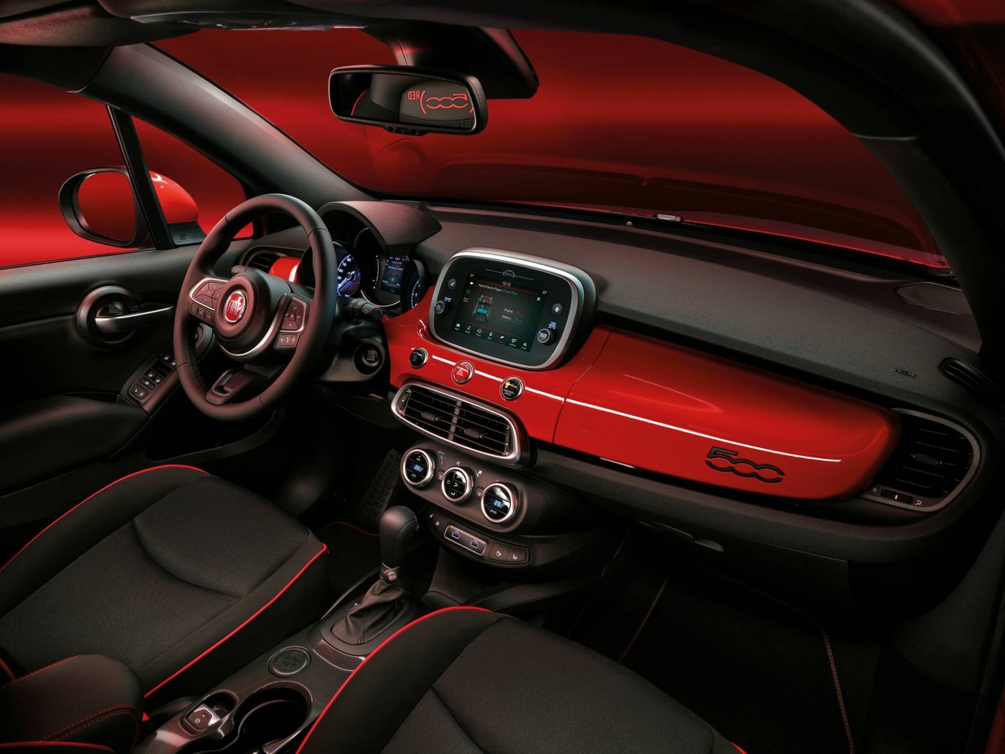 Llamativo el interior del Fiat 500X con nivel de equipamiento (RED), disponible para el 500X Hybrid.