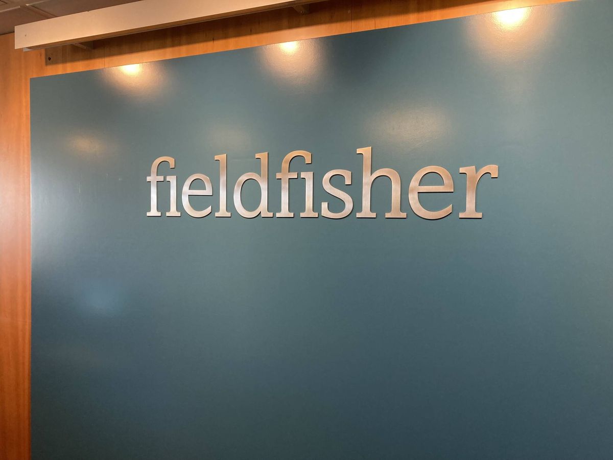 Foto: Logo de Fieldfisher en una de sus sedes. (Cedida)