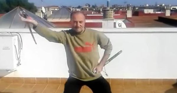 Foto: Yusuf Galán, el madrileño detenido por su supuesta vinculación al Isis en uno de sus vídeos sobre armas. (Youtube)