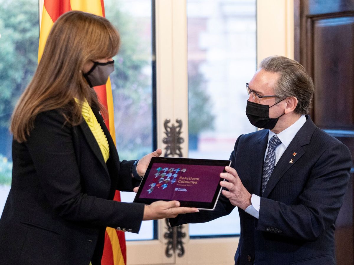 Foto: Jaume Giró entrega el proyecto de presupuestos a la presidenta del Parlament, Laura Borràs. (EFE/Quique García)