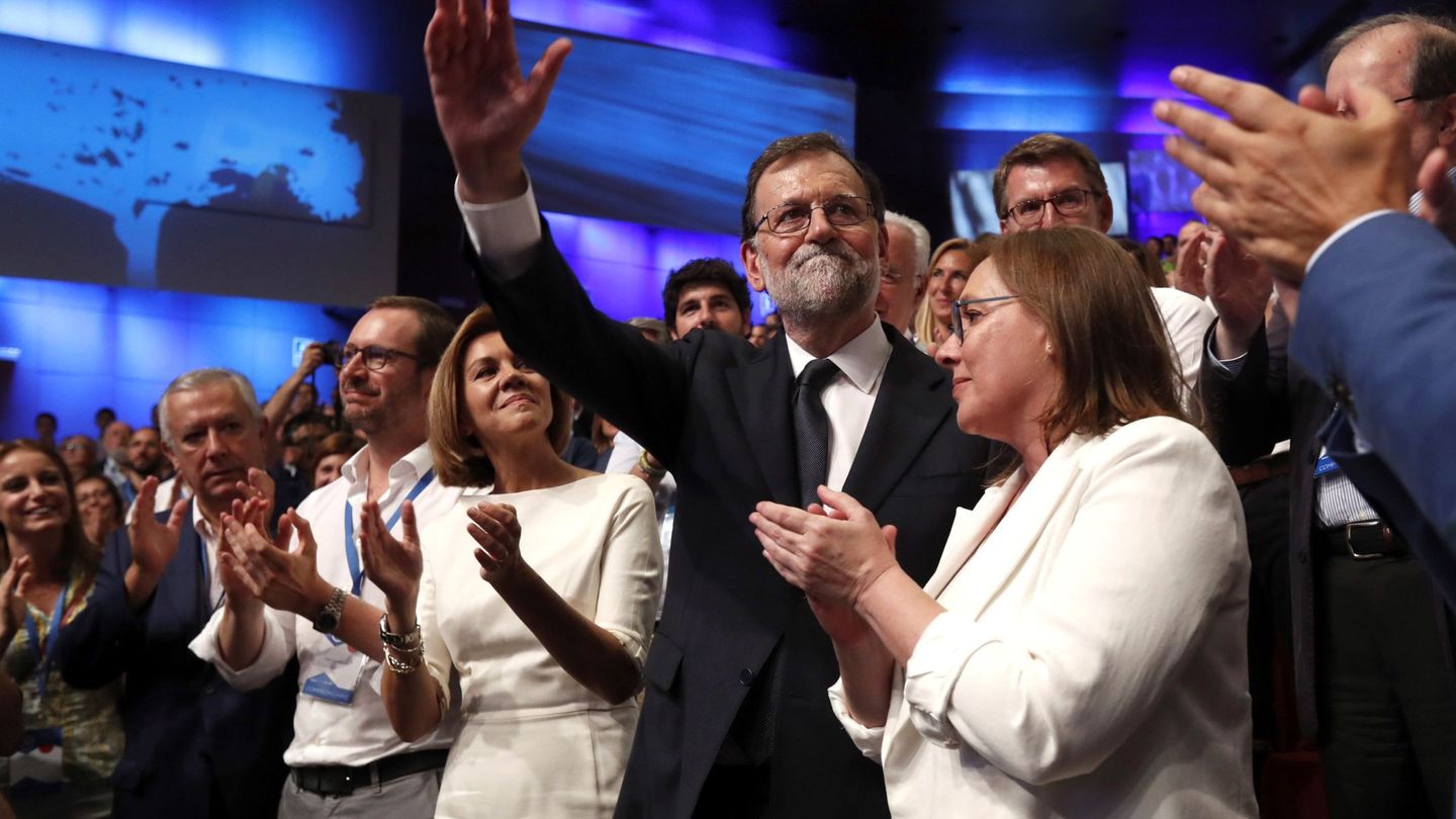 Mariano Rajoy saluda durante un congreso nacional del PP, en presencia de Dolores de Cospedal y de Viri. (EFE)