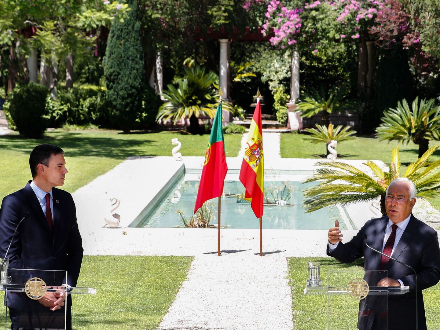 Pedro Sánchez y António Costa, durante su comparecencia ante los medios en el palacio de São Bento, en Lisboa. (EFE)
