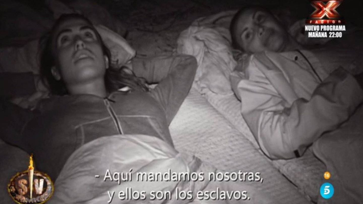 Sofía convirtiendo a Hugo en su esclavo personal en 'Supervivientes 2018'. (Telecinco)