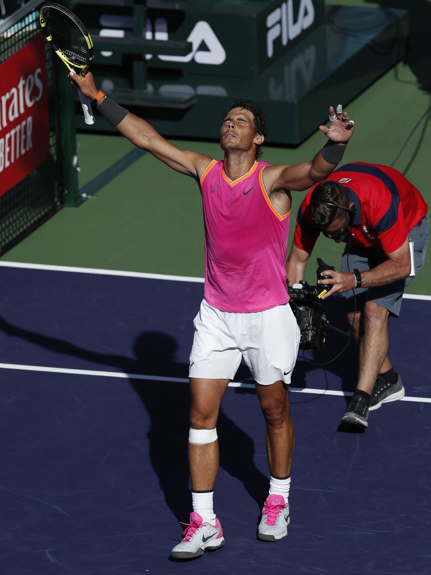 Nadal celebra su victoria ante Khachanov en Indian Wells. En la rodilla derecha luce un vendaje. (EFE)