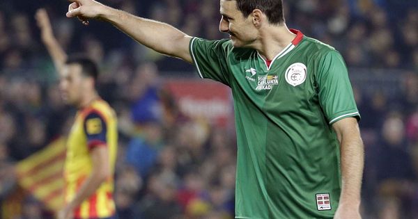 Foto: Aduriz celebra un gol de la Euskal Selekzioa a Catauña. (EFE)