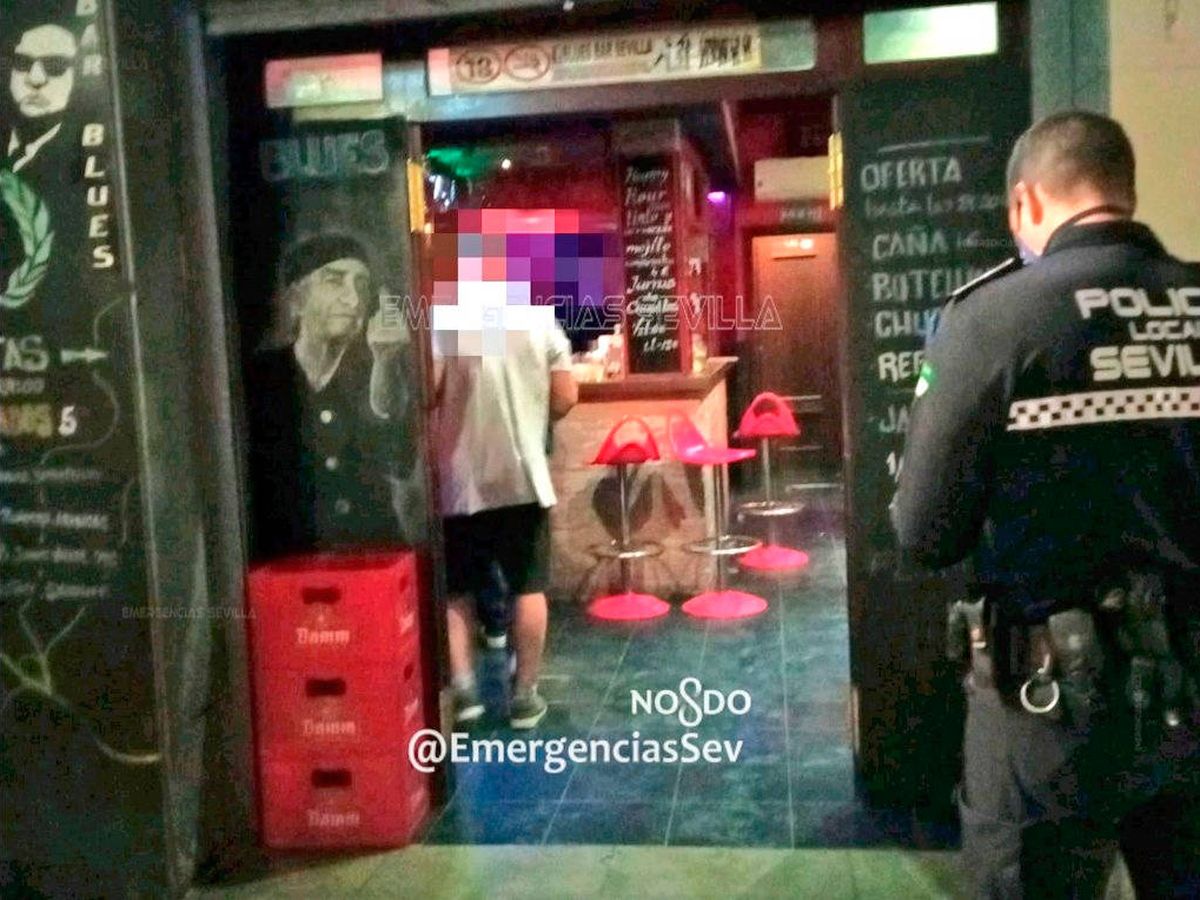 Foto: La Policía Local encontró a 46 personas en el interior de un local de apenas 30 metros cuadrados (Emergencias Sevilla)