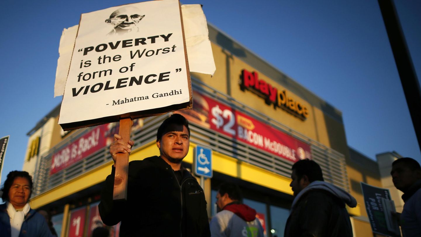 Manifestación de protesta ante un McDonald's en Los Angeles (Reuters).