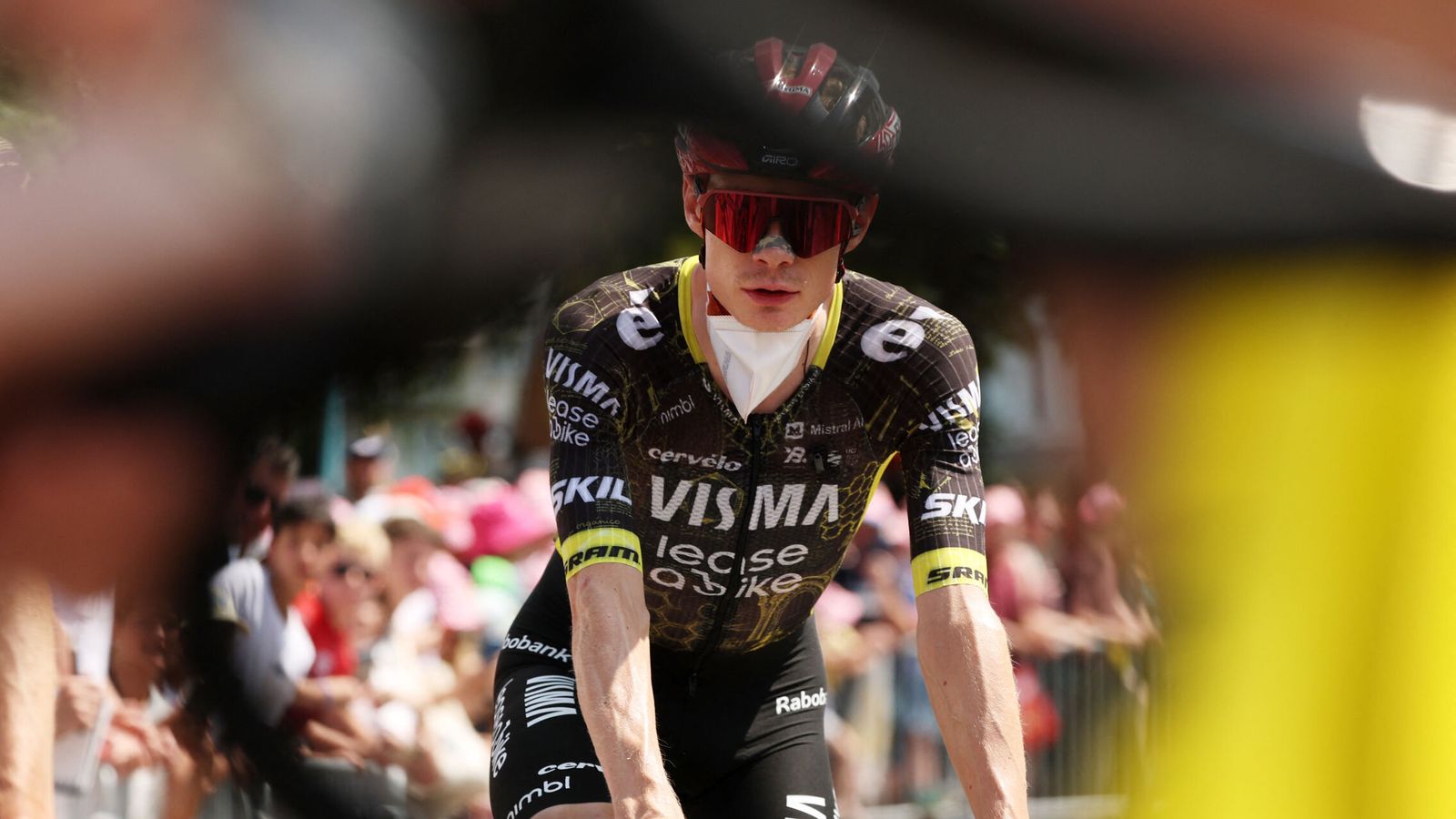 Vingegaard sufre una dura caída y abandona el Tour en ambulancia