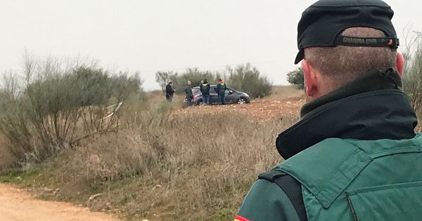 Foto: La Guardia Civil estudia el terreno en el que fue hallada. (EFE)