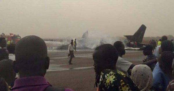 Foto: El avión que se ha estrellado en una de las pistas del aeropuerto de Wau. (The National Courier)