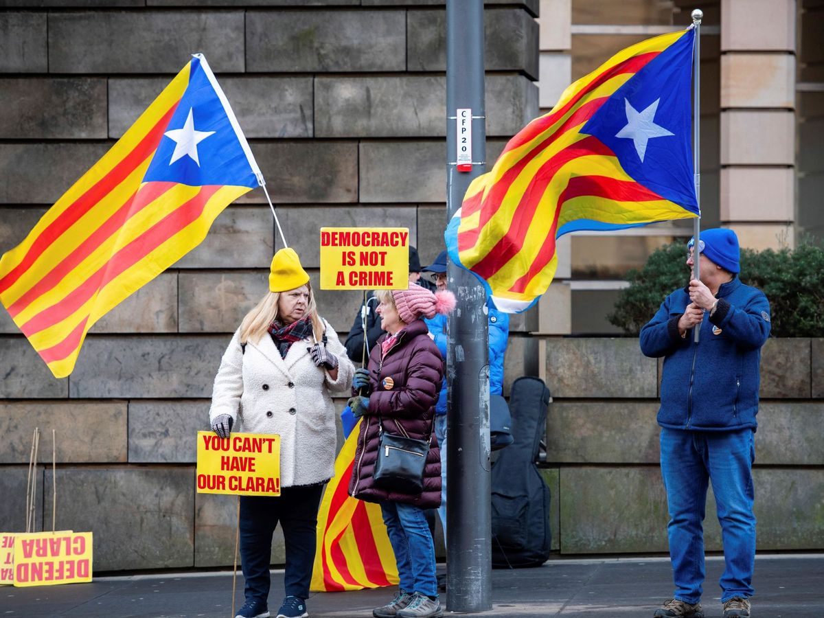 Foto: Una protesta a favor del independentismo catalán en Escocia. (EFE/Ian Georgenson)
