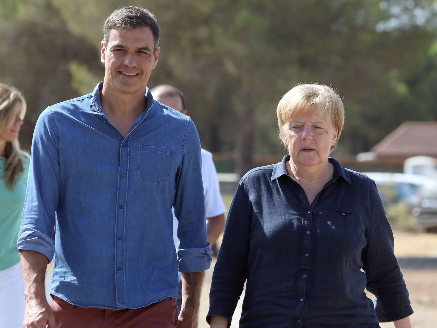 Sánchez y Merkel visitando el Parque Nacional de Doñana. (EFE)