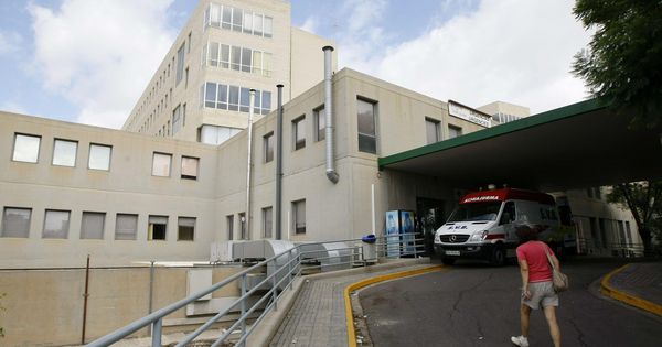 Foto: Acceso a Urgencias del hospital Hospital Sant Joan de Alicante. (EFE)