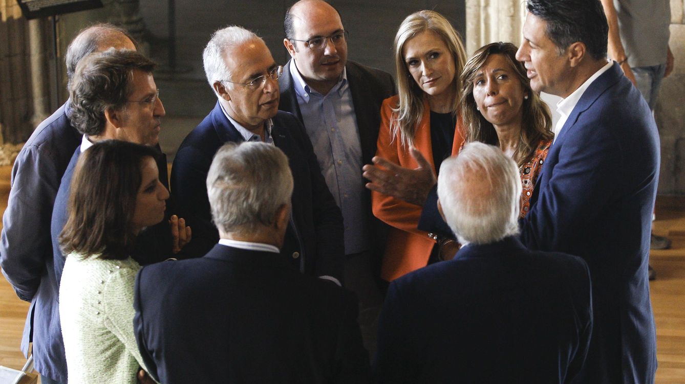 Foto: Albiol conversa con los líderes regionales del PP desplazados el sábado a Barcelona. (EFE)