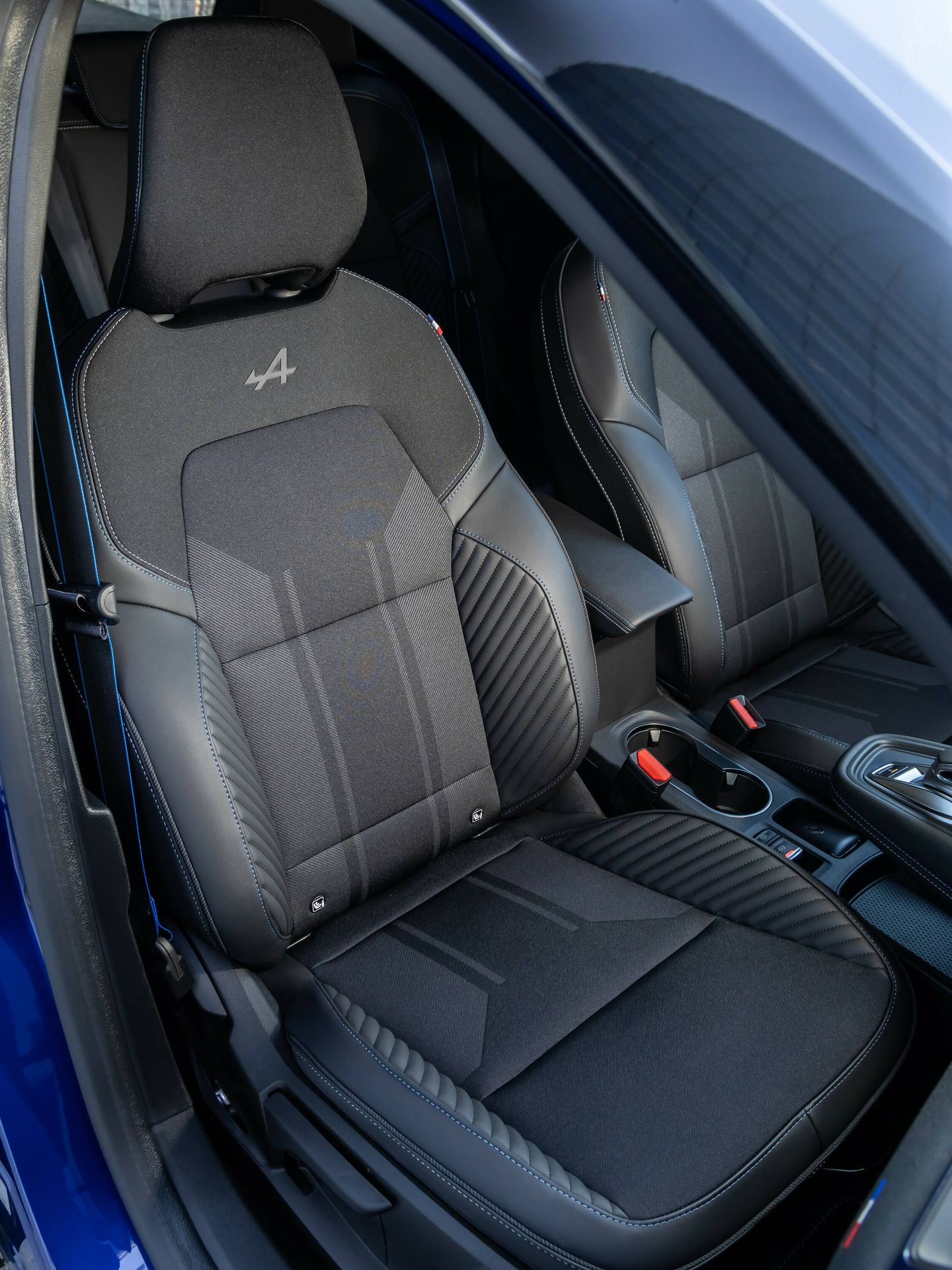 Los asientos de la versión Esprit Alpine sujetan más y llevan grabado un emblema específico.