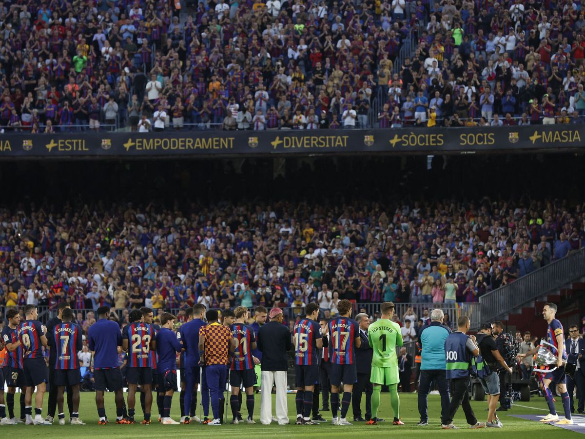 Foto: El vídeo viral de los aficionados del Barça 'desmantelando' el Camp Nou en el último partido en el estadio. (REUTERS / Albert Gea)