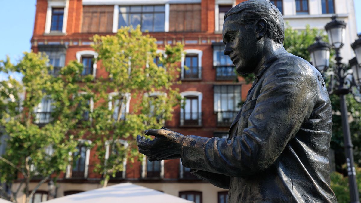 Vandalizan la estatua de Federico García Lorca de la plaza de Santa Ana de Madrid