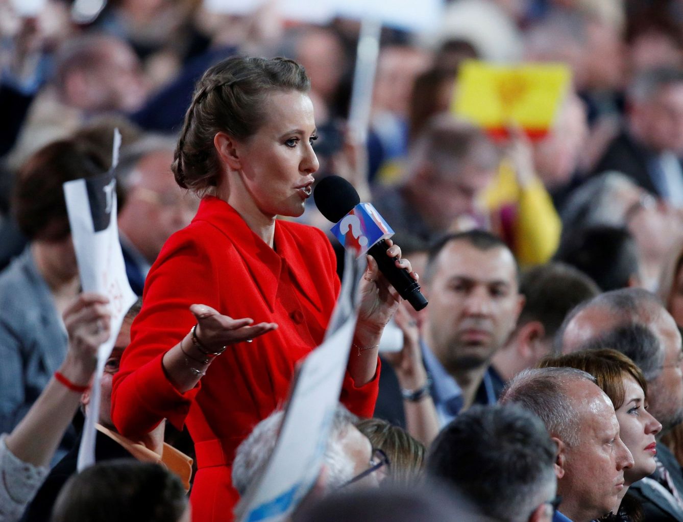 La periodista y candidata a la Presidencia rusa Ksenia Sobchak (c) formula una pregunta durante la rueda de prensa anual del presidente Putin, en Moscú. (EFE)