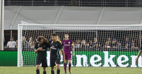 Foto: Achraf felicita a Óscar tras su gol al City. (EFE)