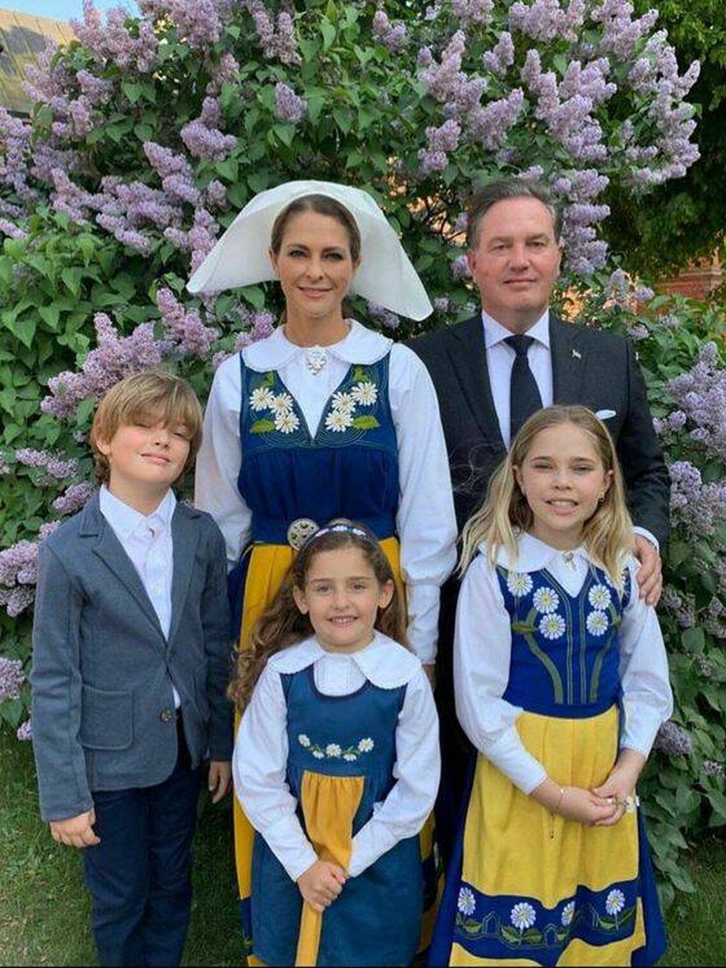 Magdalena, arropada por su marido y sus hijos en el Día Nacional. (Casa Real de Suecia)