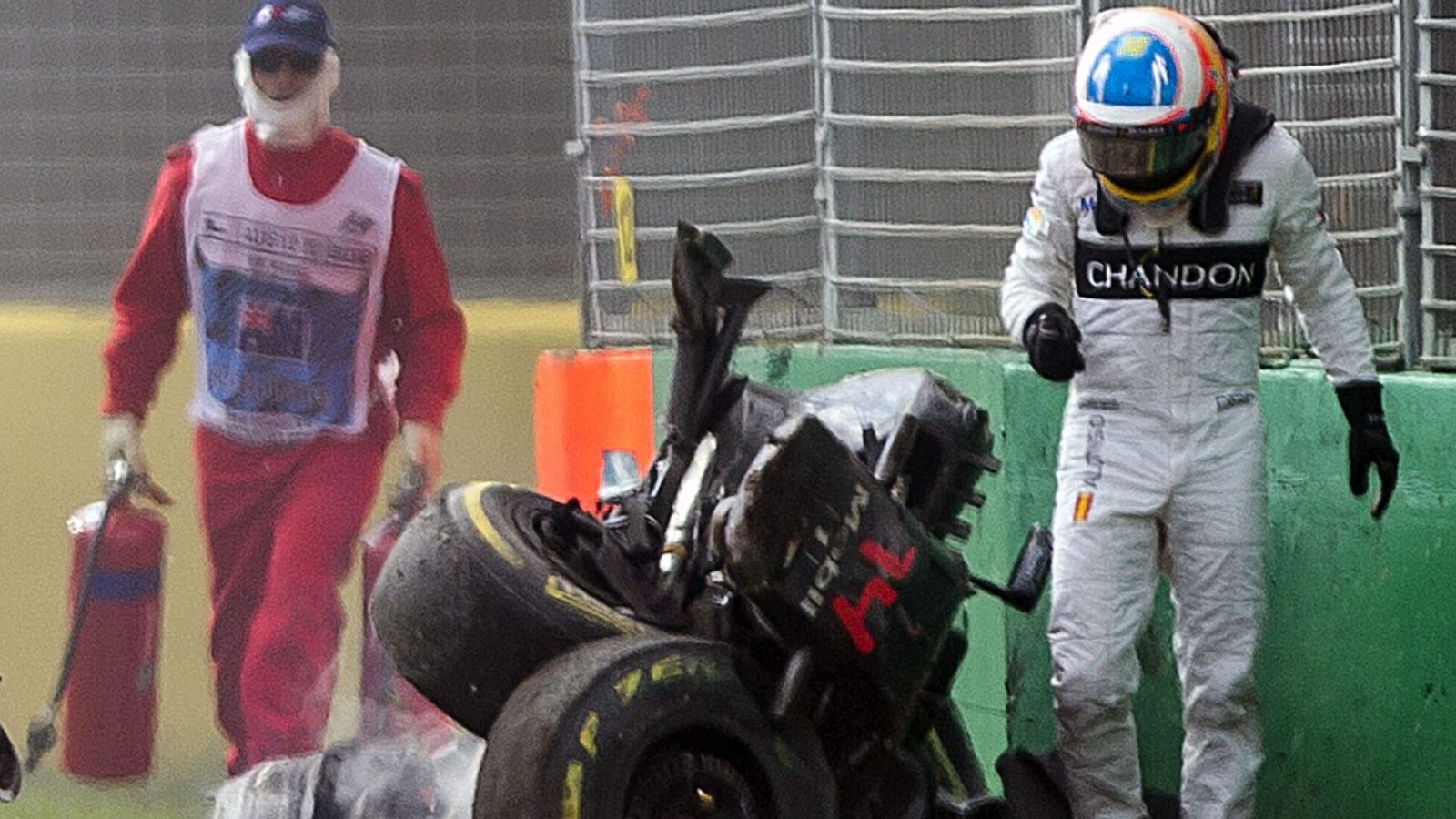 Foto: Alonso, tras el accidente en Australia (Srdjan Suki/Efe)