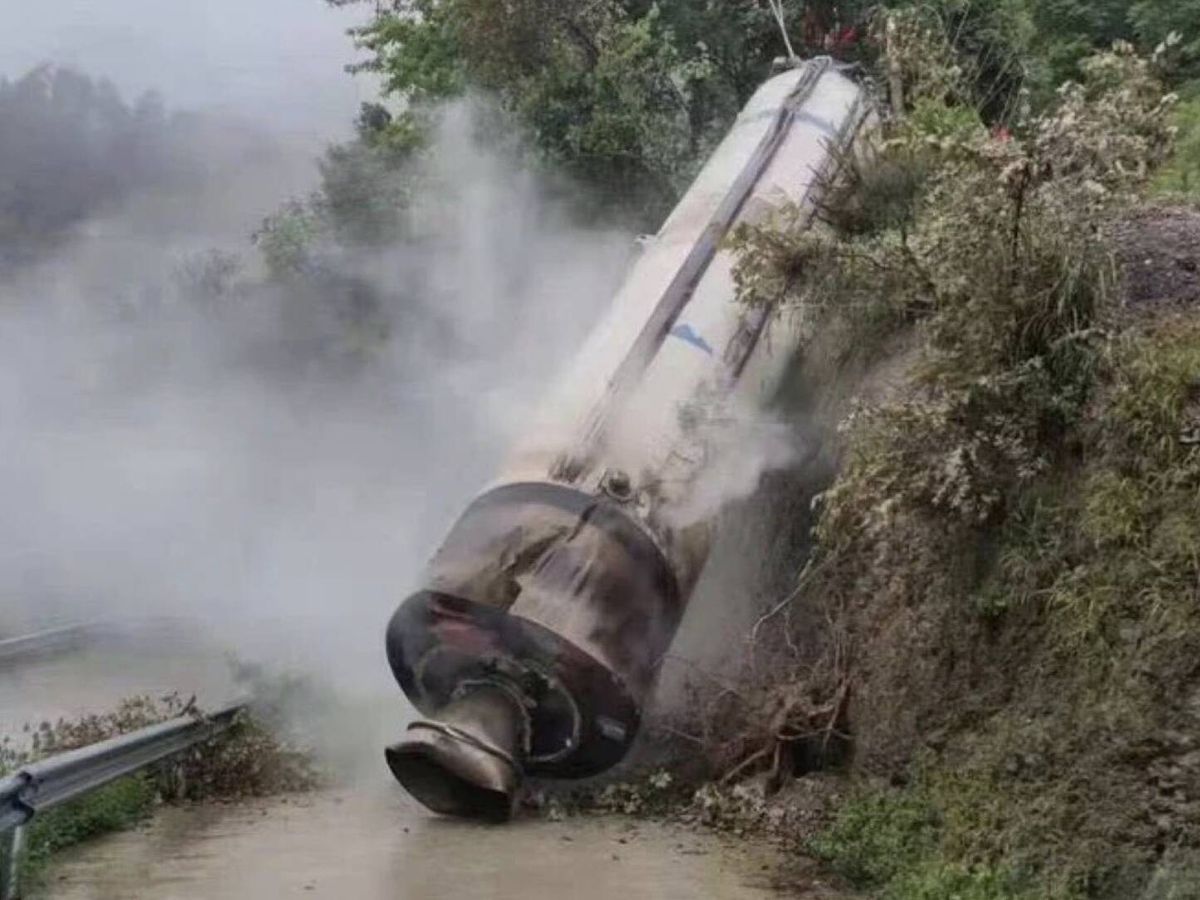 Foto: El cohete cayó en mitad de una carretera (X/@politicaestereo)