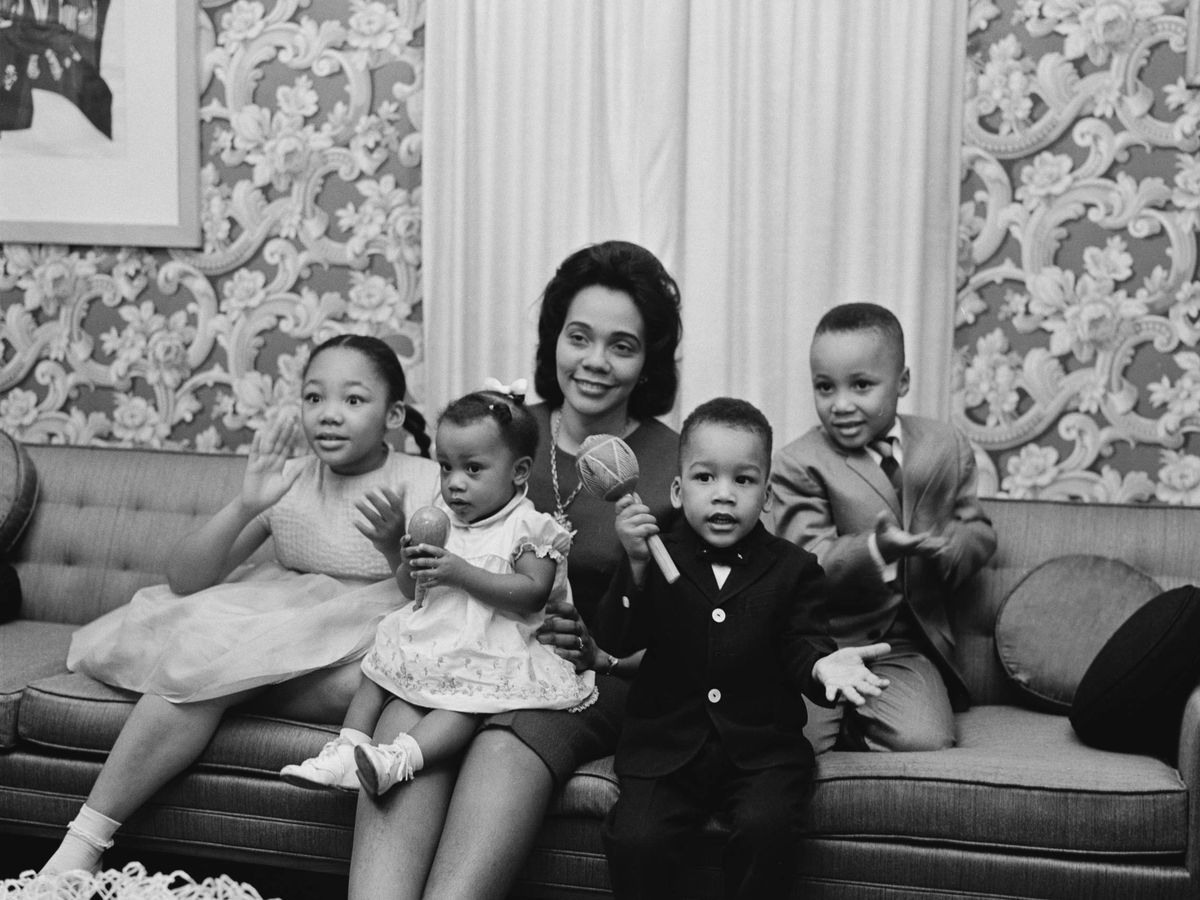 Foto: Coretta, viuda de Martin Luther King, con sus cuatro hijos. (Getty)