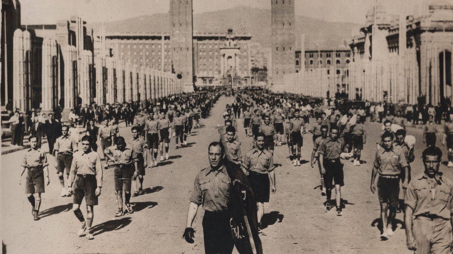 El grupo paramilitar Escamots d'Ordre desfilando en Barcelona.