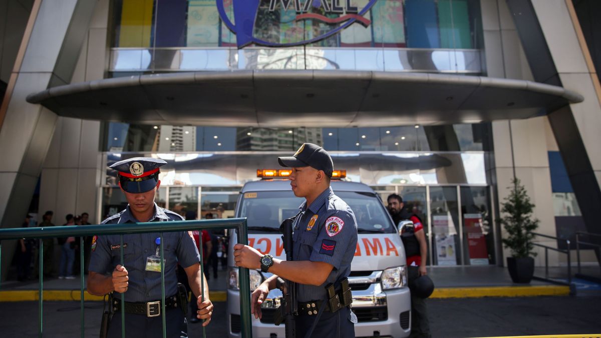 Un herido y unas 30 personas retenidas con rehenes por un hombre armado en Manila