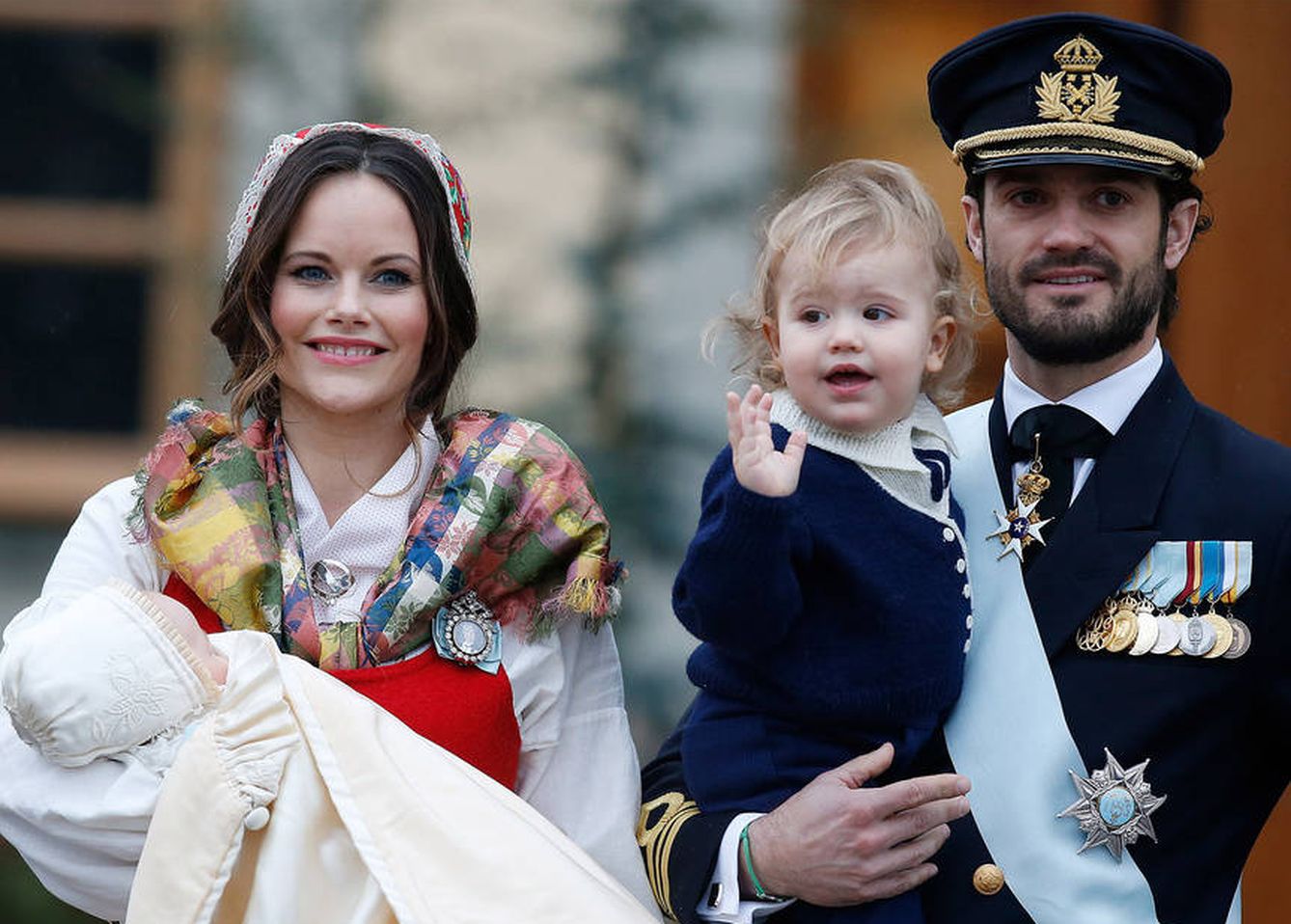 Alexander de Suecia con sus padres en una foto reciente. (Getty)