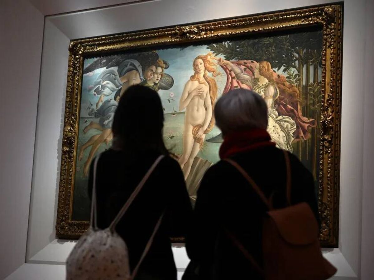 Foto: En la imagen de archivo, dos mujeres observan la obra "El nacimiento de Venus" de Sandro Botticelli en la galería de los Uffizi, en Florencia. EFE/ Claudio Giovannini