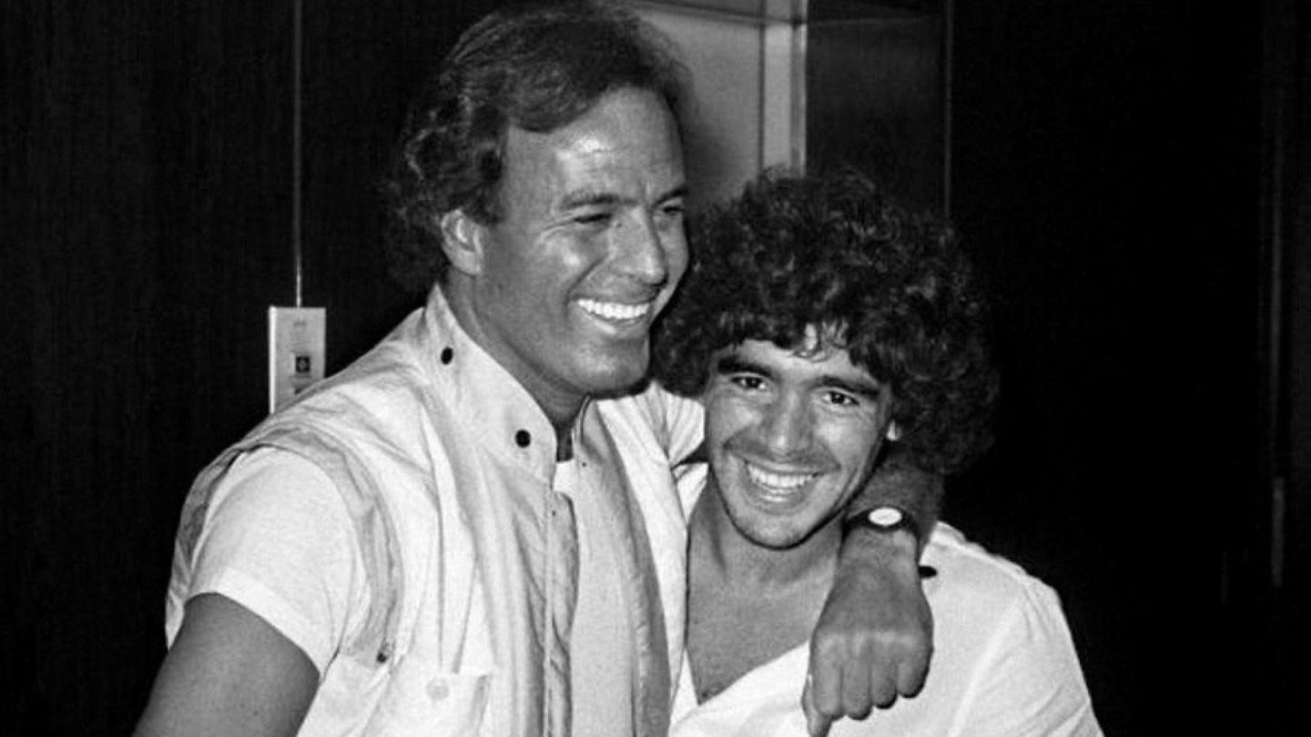 Julio Iglesias, junto a Maradona. El prologuista es buen amigo de Pepe Domingo. (EFE)