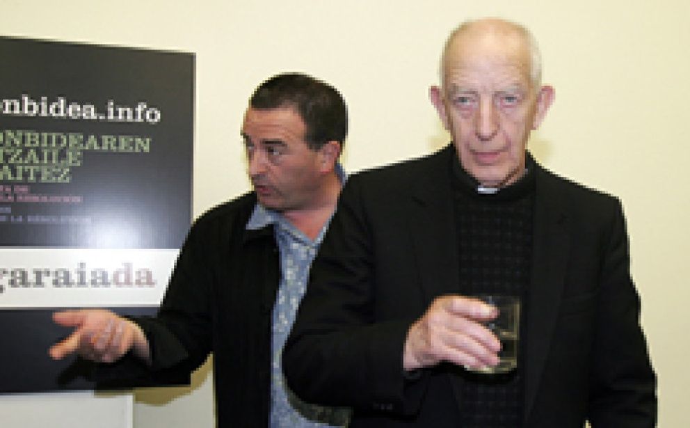 Foto: Batasuna declara persona ‘non grata’ al sacerdote irlandés Alec Reid por su afán de protagonismo