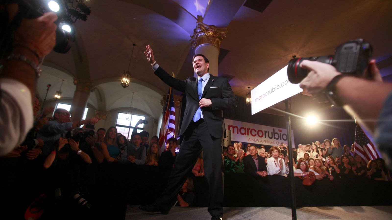 Foto: El senador Marco Rubio anima a simpatizantes tras anunciar que competirá por la nominación republicana, en Florida, el 13 de abril de 2015. (Reuters) 