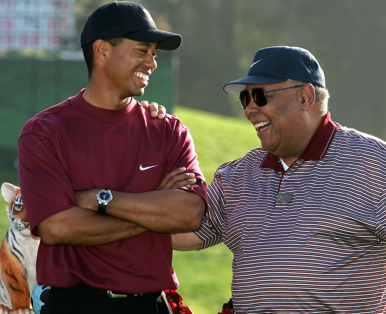 Tiger Woods junto a su padre Earl, una figura esencial en su carrera (Reuters)