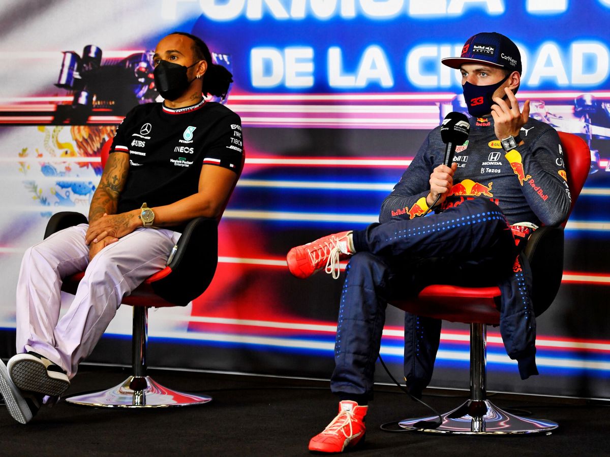 Foto: Lewis Hamilton y Max Verstappen, en rueda de prensa. (Reuters)