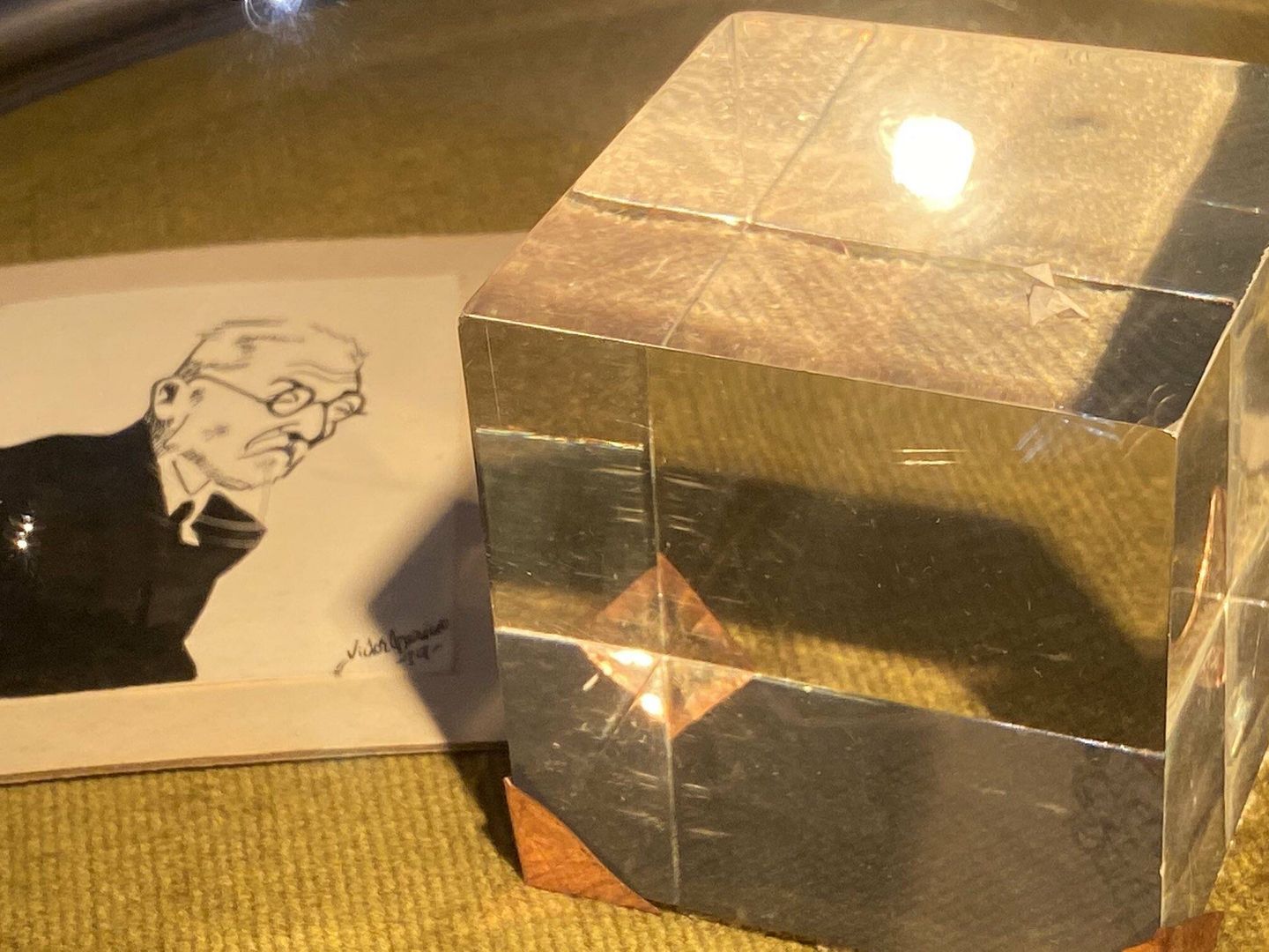 En la esquina superior derecha del cubo de cristal, la pajarita de papel de Unamuno. (E.L)