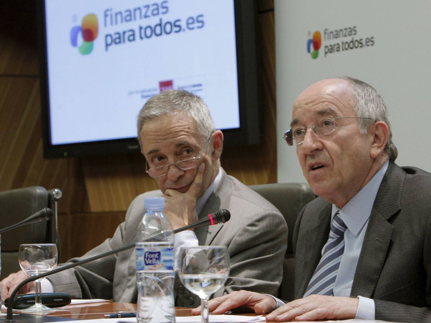 El exgobernador del BdE, M. Á. Fernández Ordóñez, y el expresidente de la CNMV, Julio Segura. (EFE)
