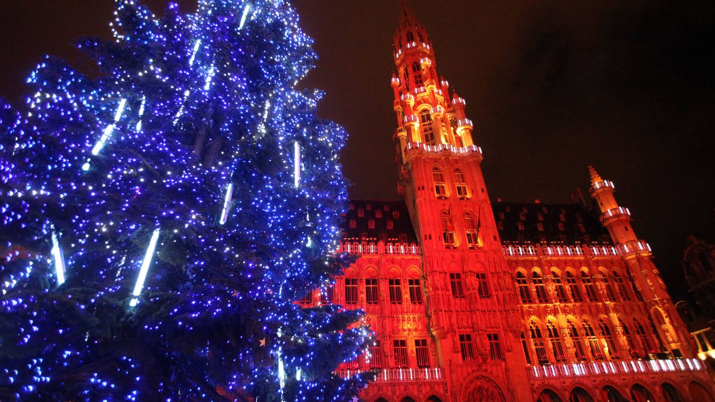La Grande Place de Bruselas iluminada por Navidad (Getty Images)