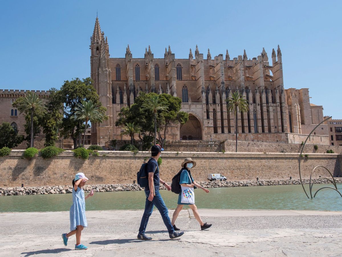 Foto: Turistas pasean por el Parc de la Mar en Palma. (EFE/Atienza)